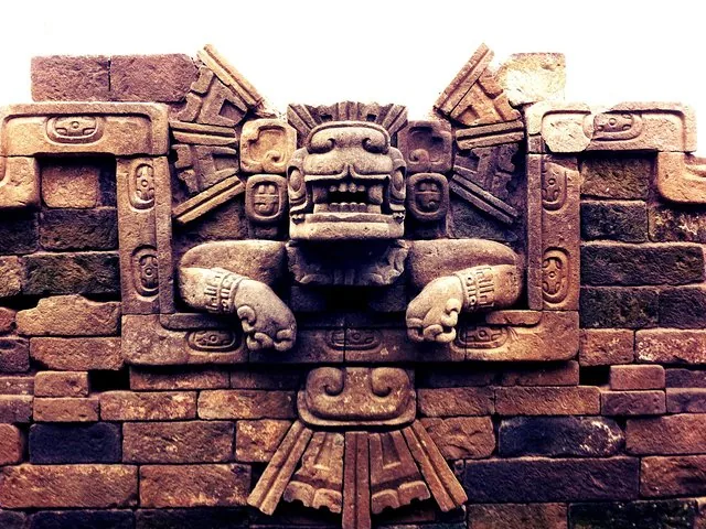 Un detallado tallado en piedra de una figura en una pared de las Ruinas de Copán