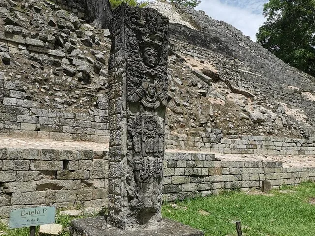 Eine hohe, kunstvoll verzierte Steinstele an den Copán-Ruinen