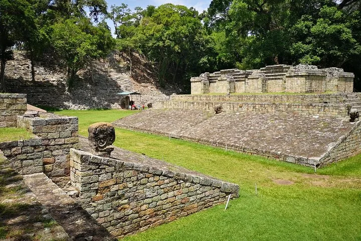 Der antike Maya-Ballspielplatz mit Steinsitzen in den Copán Ruinen
