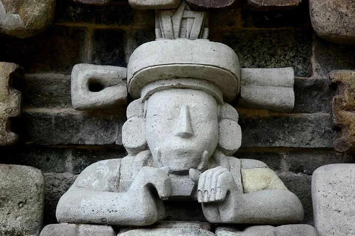 Nahaufnahme des Gesichts einer geschnitzten Steinfigur in den Copán Ruinen